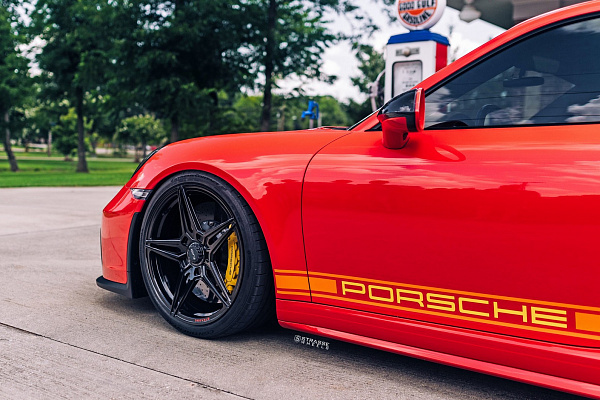Фото дисков Strasse Wheels SV2 Deep Concave Monoblock Черный глянец на Porsche 911 VII