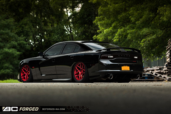 Фото дисков BC Forged RZ053 Красный глянец на Dodge Charger VII
