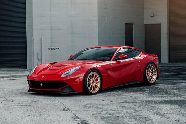 Фото дисков Strasse Wheels SV5 Deep Concave Duoblock Сатиновое золото на Ferrari 812