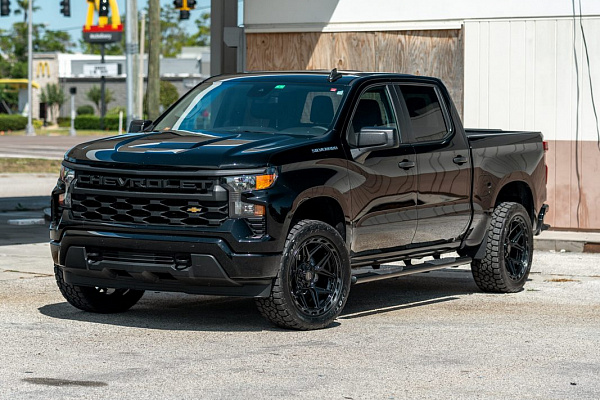 Фото дисков 4PLAY 4P55 Черный глянец на Chevrolet Silverado IV