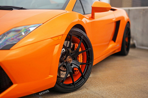 Фото дисков Strasse Wheels SM5R Deep Concave Monoblock Другой цвет на Lamborghini Gallardo