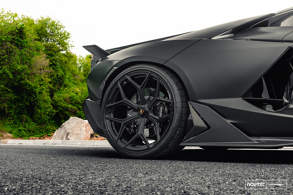 Фото дисков NOVITEC NL4 Черный глянец на Lamborghini Revuelto