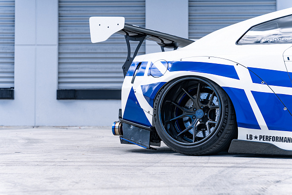 Фото дисков Strasse Wheels SM5R Deep Concave FS Черный глянец на Nissan GT-R