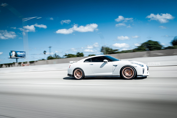 Фото дисков Strasse Wheels SM5R Deep Concave Monoblock Сатиновая бронза на Nissan GT-R