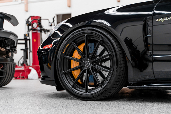 Фото дисков Brixton Forged R11-R Черный сатин на Porsche Panamera II