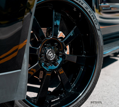 Фото дисков Strasse Wheels T8 Signature на Cadillac Escalade III