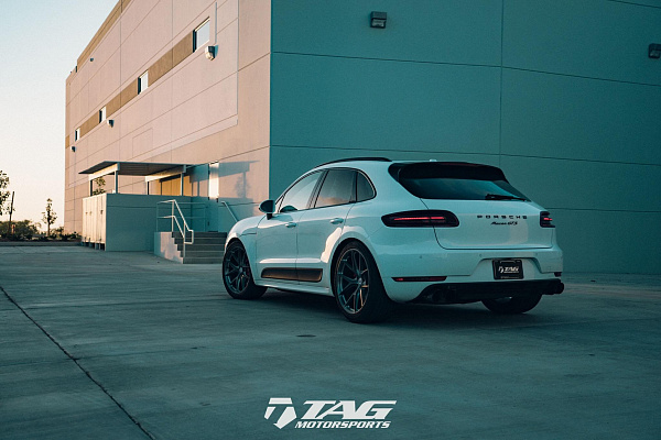 Фото дисков HRE P101 Глянцевый темный лак на Porsche Macan I
