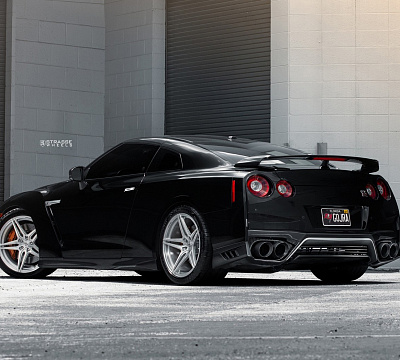 Фото дисков Strasse Wheels SV2 Deep Concave Monoblock на Nissan GT-R