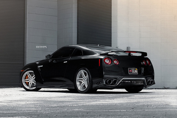 Фото дисков Strasse Wheels SV2 Deep Concave Monoblock Глянцевый лак на Nissan GT-R