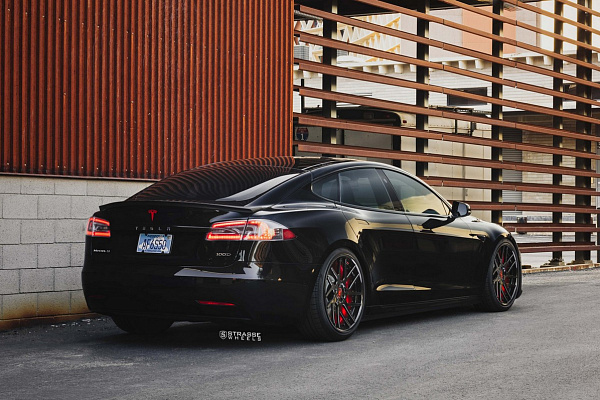 Фото дисков Strasse Wheels SM7T Deep Concave Черный глянец на Tesla Model S