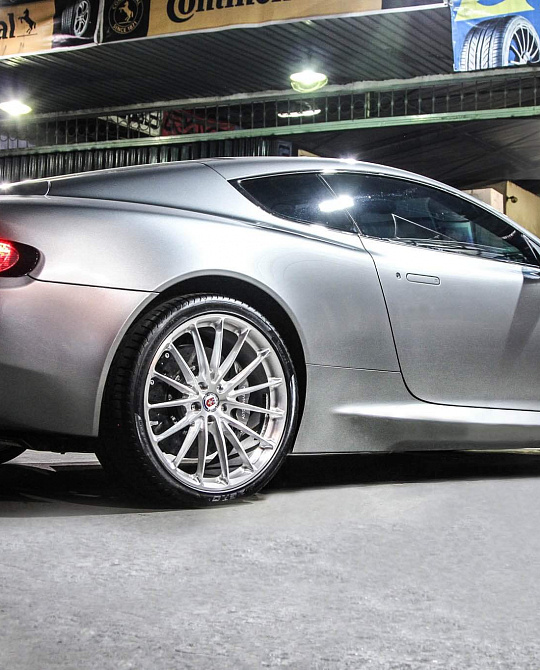 Фото дисков P103 Глянцевый лак на Aston Martin DB 9 