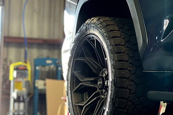 Фото дисков 4PLAY 4P83 Сатиновая бронза на Toyota Sequoia III