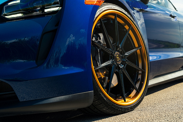 Фото дисков Strasse Wheels SV10 Deep Concave FS Черный глянец на Porsche Taycan I