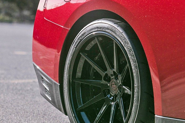 Фото дисков Strasse Wheels R10 Deep Concave FS Черный глянец на Nissan GT-R