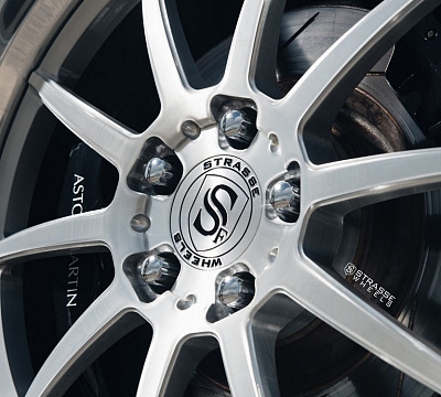 Фото дисков Strasse Wheels R10 Performance на Aston Martin Vantage 2
