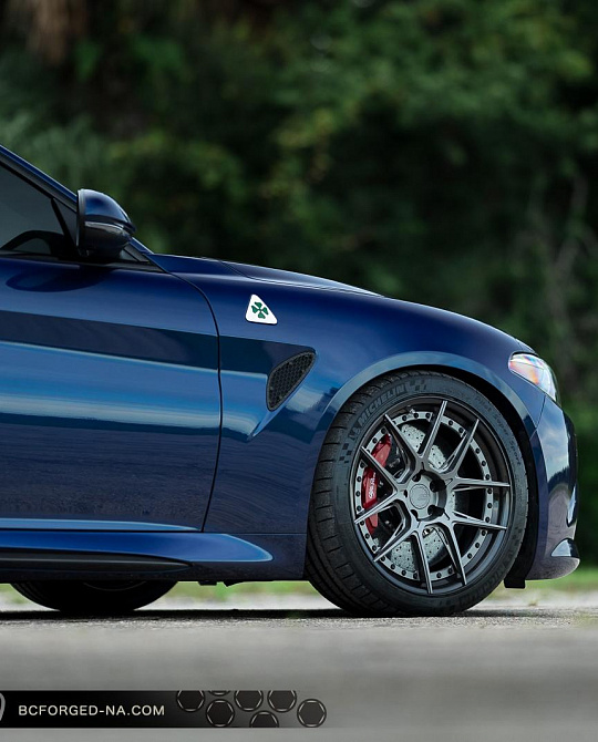 Фото дисков HCA381 Сатиновый графит на Alfa Romeo Giulia II (952)