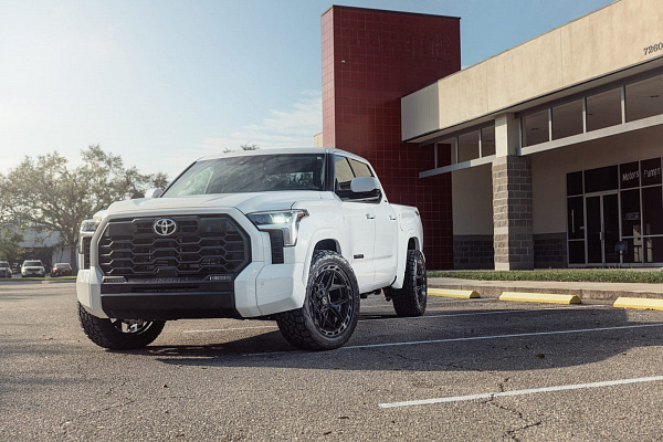Фото дисков 4PLAY 4P55 Черный глянец на Toyota Tundra III