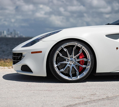 Фото дисков HRE P201 на Ferrari FF