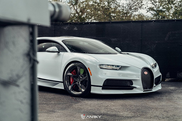 Фото дисков Anrky XR-105 Глянцевый темный лак на Bugatti Chiron