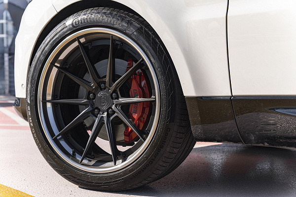 Фото дисков Strasse Wheels SV10 Deep Concave FS Черный сатин на Range Rover Sport II