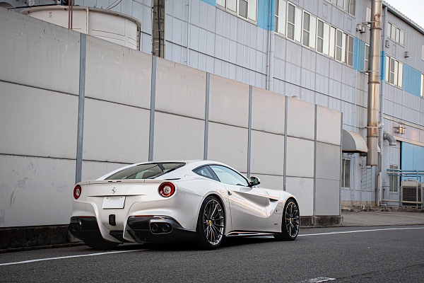 Фото дисков HRE P103 Глянцевый темный лак на Ferrari F12