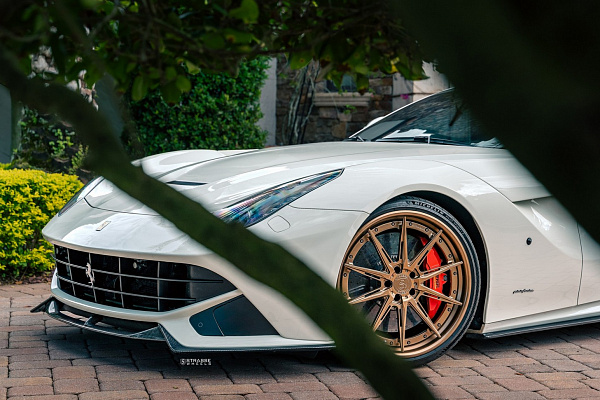 Фото дисков Strasse Wheels SV10-RS Deep Concave FS Сатиновая бронза на Ferrari F12