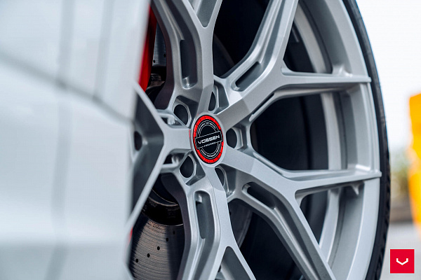 Фото дисков Vossen HF-5 Серебро на Audi Q8