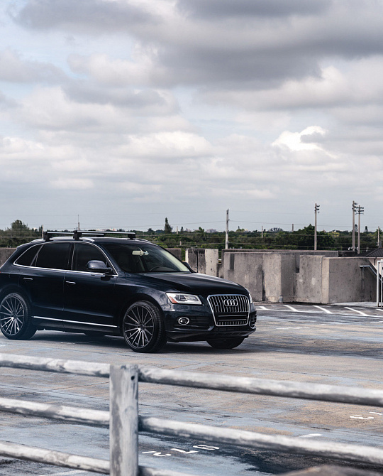 Фото дисков VFS-2 Глянцевый темный лак на Audi Q5 (8R)