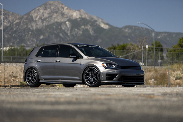 Фото дисков Rotiform ZMO-M Сатиновый темный лак на Volkswagen Golf VII