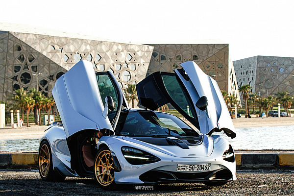 Фото дисков Strasse Wheels SM5R Deep Concave FS Сатиновое золото на McLaren 720S