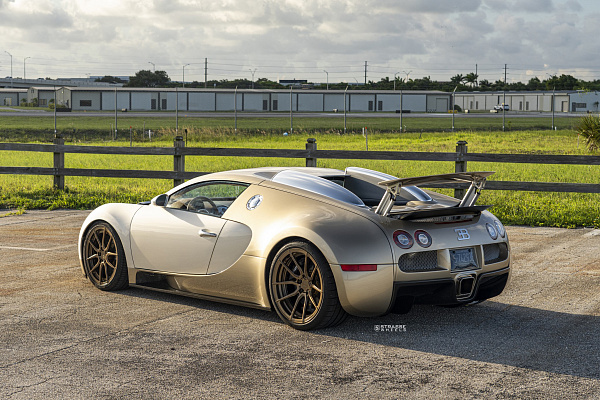 Фото дисков Strasse Wheels SV5 Deep Concave Duoblock Сатиновая бронза на Bugatti Veyron