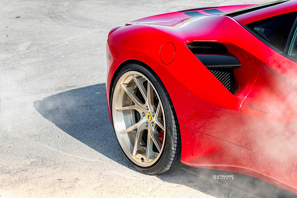 Фото дисков Strasse Wheels SM5RT Deep Concave FS Сатиновая шампань на Ferrari 488