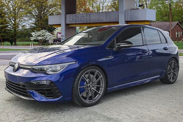 Фото дисков Bola FLC Глянцевый графит на Volkswagen Golf VIII