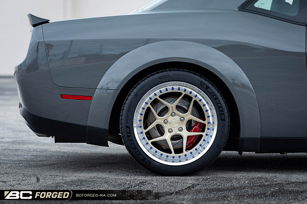 Фото дисков BC Forged LE53 // MLE53 Глянцевая шампань на Dodge Challenger III