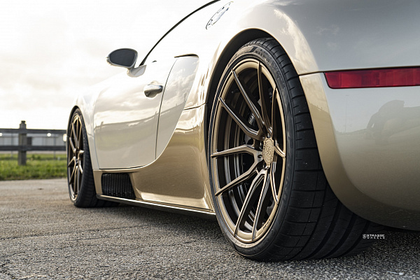 Фото дисков Strasse Wheels SV5 Deep Concave Duoblock Сатиновая бронза на Bugatti Veyron