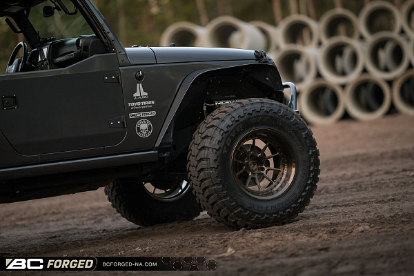 Фото дисков BC Forged LE10 // MLE10 Глянцевая темная бронза на Jeep Wrangler III (JK)