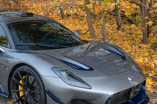 Фото дисков AL13 R10 Черный глянец на Maserati MC20