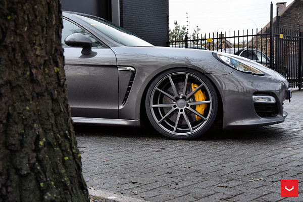 Фото дисков Vossen VFS-1 Сатиновый графит на Porsche Panamera I