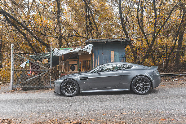 Фото дисков Brixton Forged CM5-R Сатиновый темный лак на Aston Martin Vantage 3