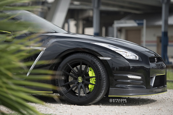 Фото дисков Strasse Wheels SV1 Deep Concave Monoblock Черный сатин на Nissan GT-R