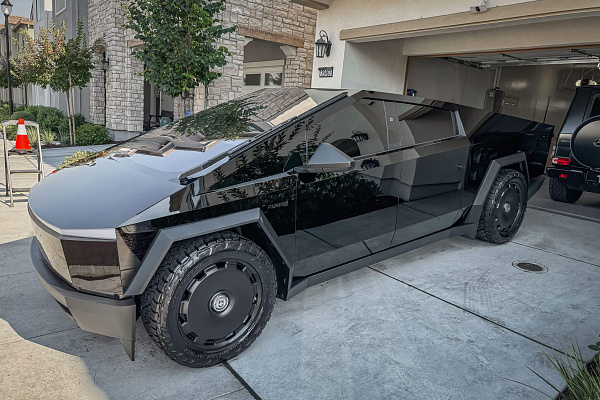 Фото дисков HRE L108M Черный сатин на Tesla Cybertruck