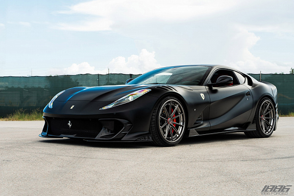 Фото дисков 1886 Wheels G010 Глянцевый темный лак на Ferrari 812