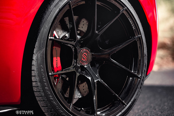 Фото дисков Strasse Wheels SM5R Deep Concave Monoblock Черный глянец на McLaren 570S