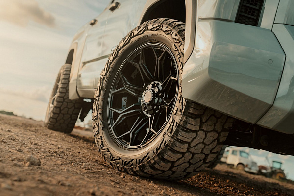 Фото дисков 4PLAY 4P83 Черный глянец на Toyota Tundra III