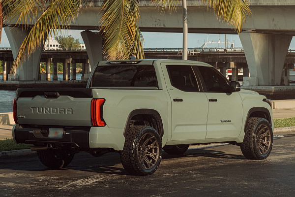 Фото дисков 4PLAY 4P83 Сатиновая бронза на Toyota Tundra III