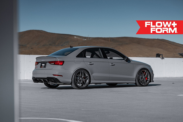 Фото дисков HRE FF11 Глянцевый графит на Audi A/S/RS 3 (8V)