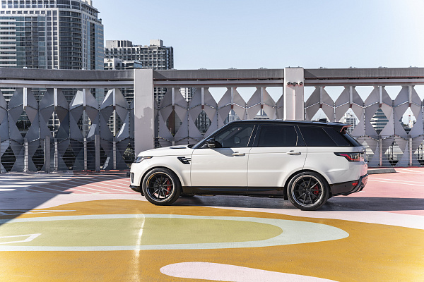 Фото дисков Strasse Wheels SV10 Deep Concave FS Черный сатин на Range Rover Sport II