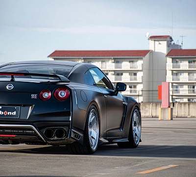 Фото дисков HRE 555 GTM на Nissan GT-R
