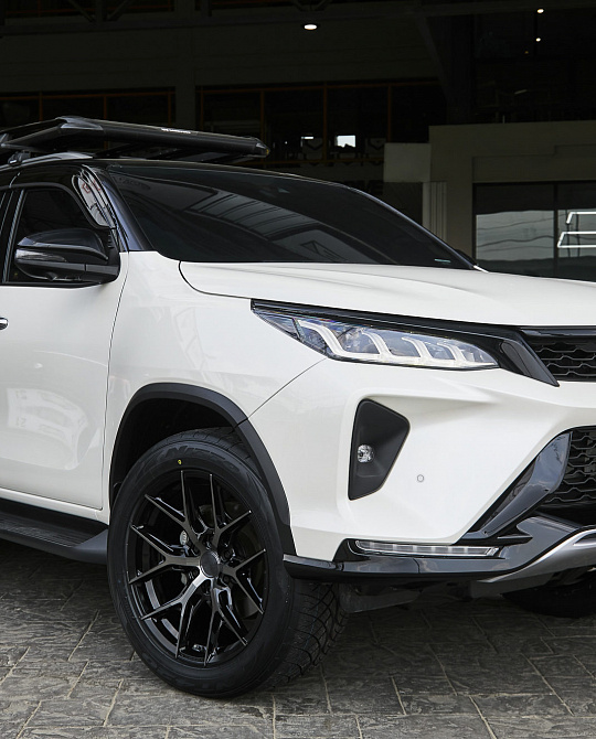 Фото дисков HF6-4 Глянцевый темный лак на Toyota Fortuner II
