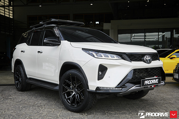 Фото дисков Vossen HF6-4 Глянцевый темный лак на Toyota Fortuner II